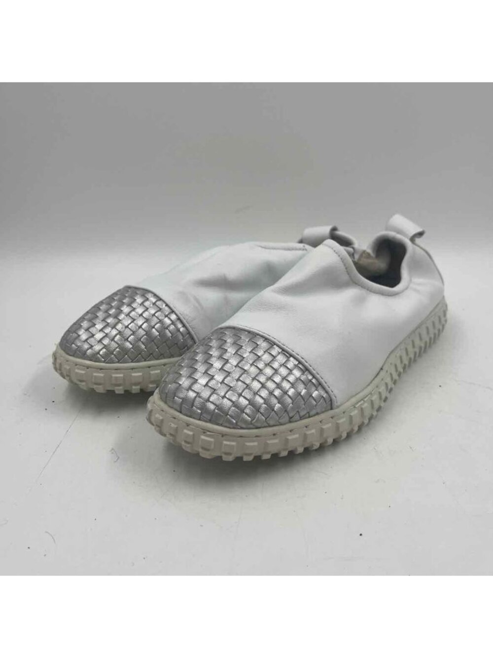 Bernie Mev Women's Shoe Size 7 White Solid Casual Shoes